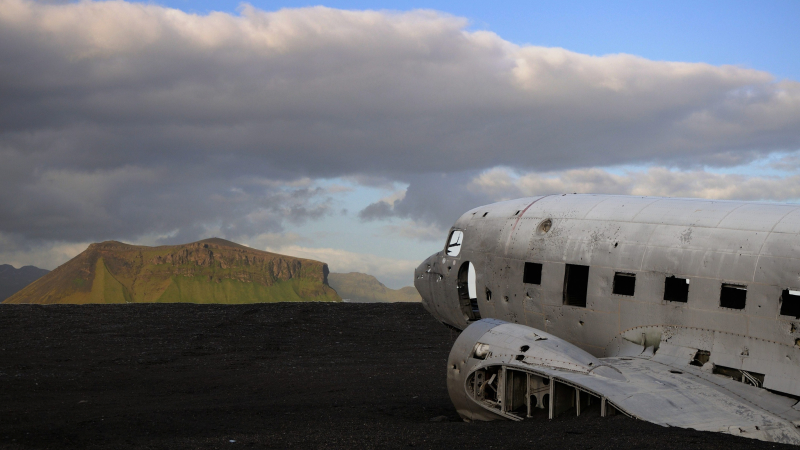 Illustration for article titled Haunting Photos Of A Plane Crash Untouched For 40 Years